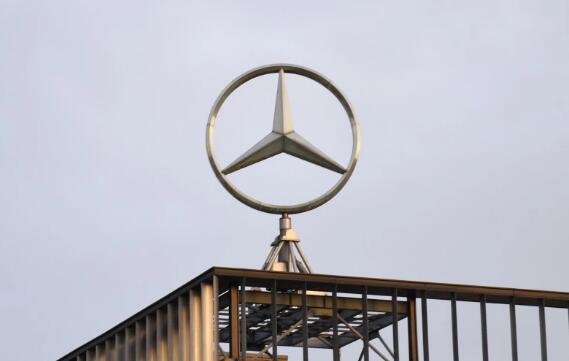 奔驰追尾后4S店要价5万,被拒后将车拆成空壳,维修费20万