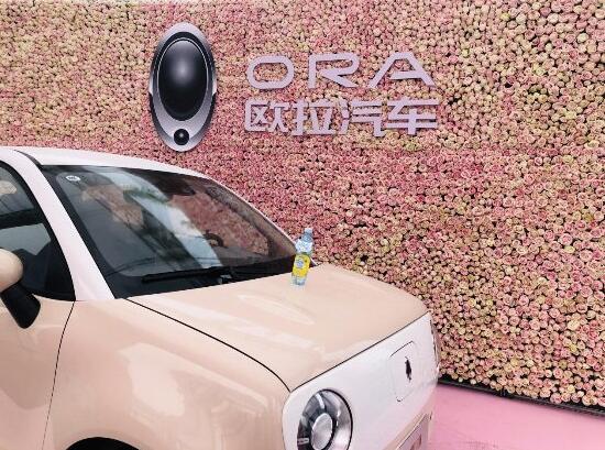 欧拉汽车联名汉口二厂推出女性专属“哈水”，跨界定制走心又走胃
