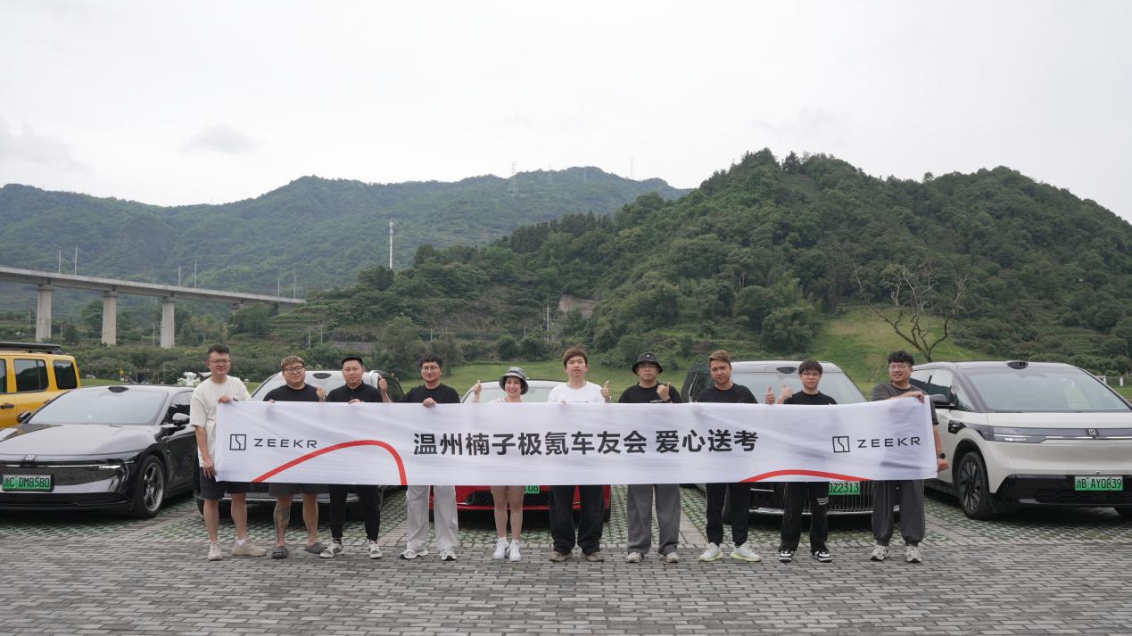 这一届高考家长送完孩子之后直接把车子改成了移动休息室